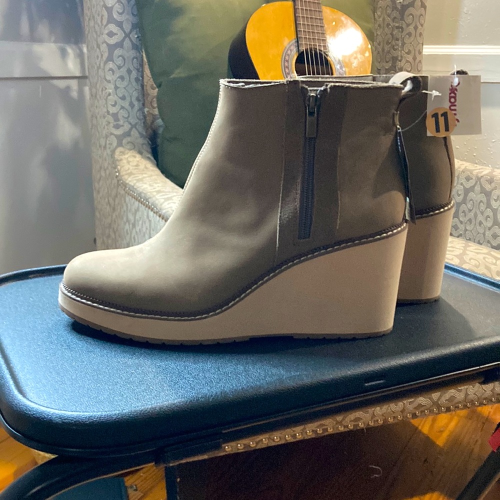 TOMS SIZE W11 water resistantSUEDE BOOTIES - with ortholite comfort foam insoles